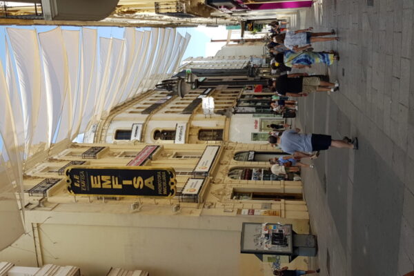 El Ayuntamiento de Córdoba busca servicios para instalación y mantenimiento de toldos en calles comerciales del centro