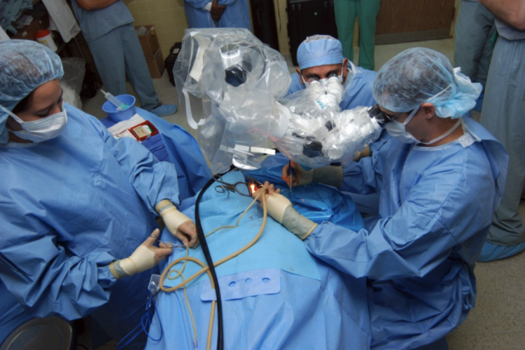 Licitación para suministro de prótesis de radiología vascular y neuroradiología en Hospital Universitario Reina Sofía