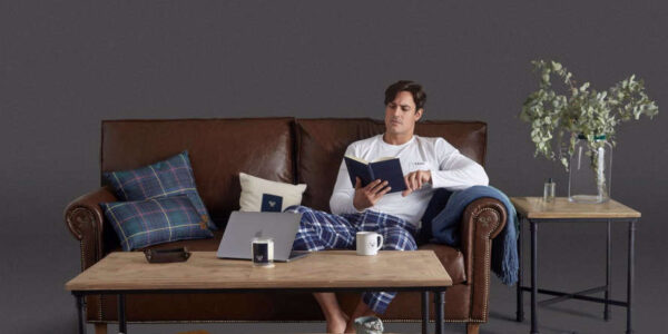 Sofá, mantita, pijama y pantufla: 'Silbon' lanza una línea de hogar con ropa y muebles