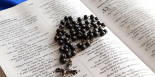 'A rezar se aprende rezando', una particular librería por internet