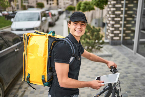 Un juzgado de C&oacute;rdoba declara laboral la relaci&oacute;n entre Glovo y 222 repartidores