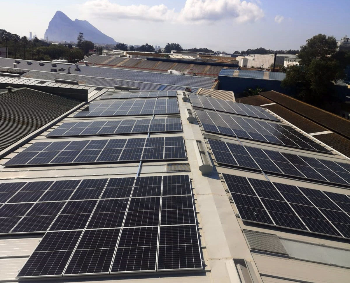 La empresa cordobesa EnchufeSolar instala 3.000 paneles solares para Grupo Ubago