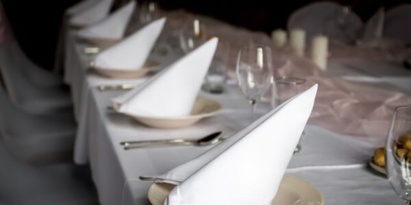 El arte de impresionar: Cómo preparar una mesa de banquete que dejará a tus comensales sin palabras