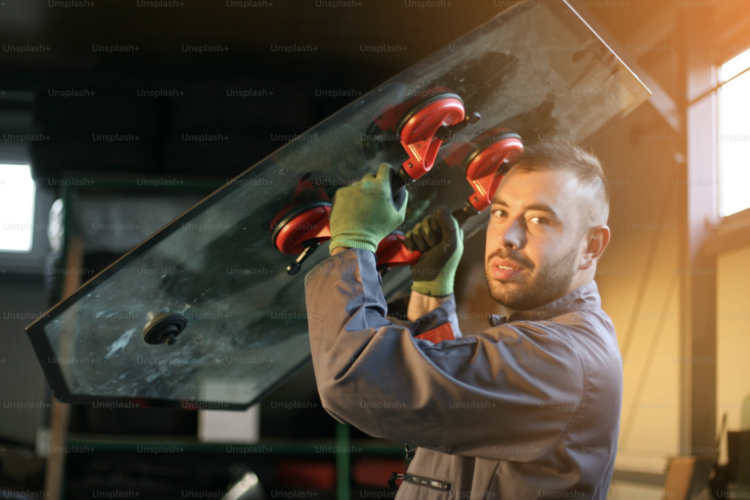 AUTO GLASS CALIFA S.L. solicita aprobación para su actividad de sustitución de cristales, lunetas y parabrisas